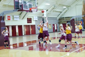 The women’s basketball team adapts practices for the new four-quarter system. Photo by Maddie Malat.